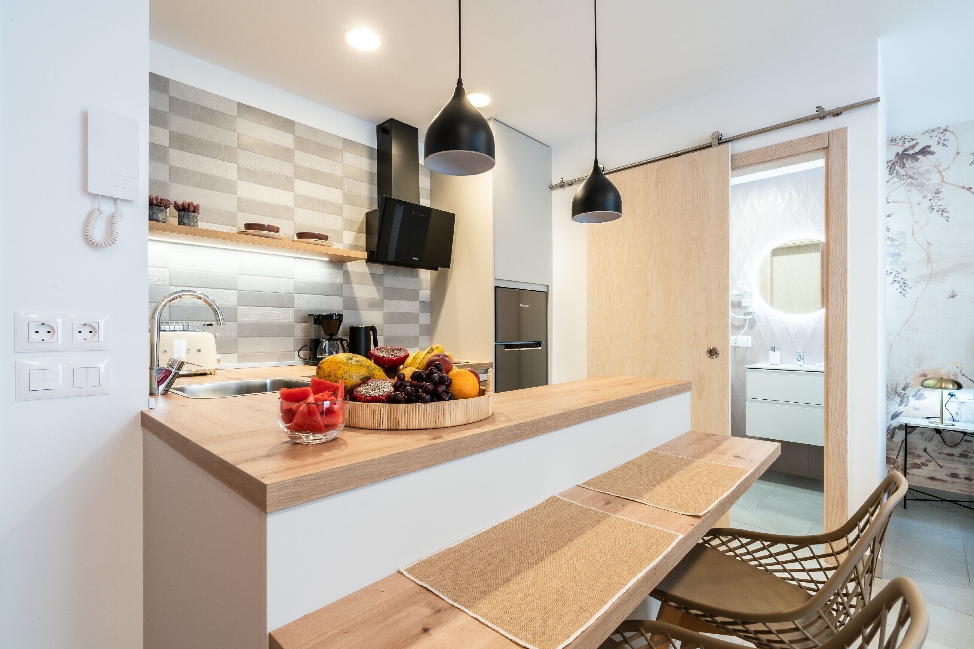 Køleskab, mikrobølgeovn, ovn, kogeplade