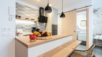 Een koelkast, een microgolfoven, een oven, een kookplaat