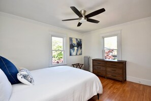 3 habitaciones, escritorio y tabla de planchar con plancha 