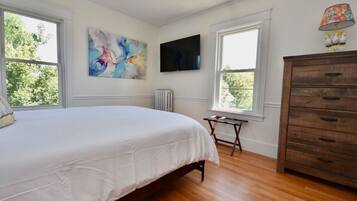 3 bedrooms, desk, iron/ironing board, travel crib