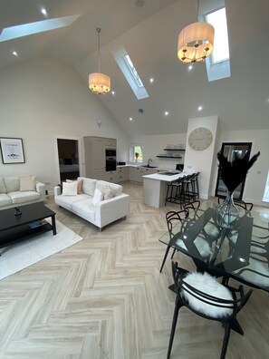 TV, stereo - Essich Park - 2BR - Hot Tub - Wood Burning Stove (Inverness)