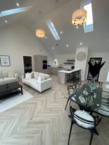 Essich Park - 2BR - Hot Tub - Wood Burning Stove