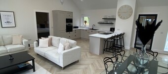 Essich Park - 2BR - Hot Tub - Wood Burning Stove