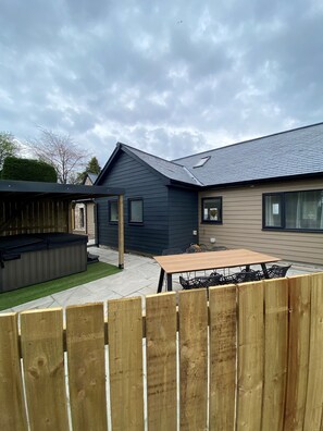 Outdoor dining - Essich Park - 2BR - Hot Tub - Wood Burning Stove (Inverness)