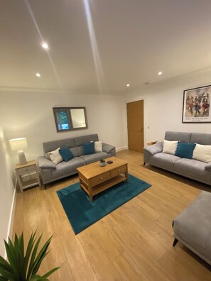 TV - Spacious 2BR Apartment - Ground Floor - Inverness (Inverness)