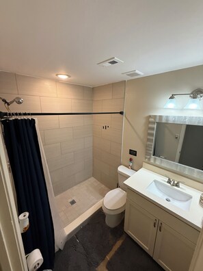 Dusche, Haartrockner, Handtücher, Seife