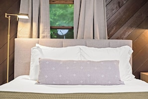 4 bedrooms, desk, iron/ironing board, travel cot