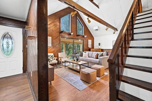 Private, Hot Tub, 2 Acres, Fire Pit, Small Pond, Outdoor Dining