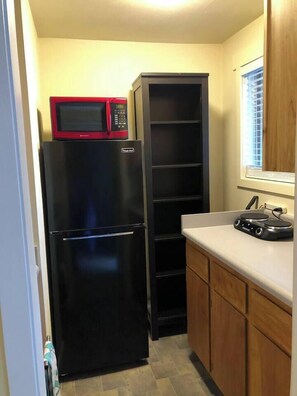 Fridge, microwave, stovetop, coffee/tea maker - 2A-Studio near UofO, Hayward Field, Hult Ctr & DT (Eugene)