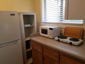 Réfrigérateur, micro-ondes, plaque de cuisson, cafetiÚre/bouilloire