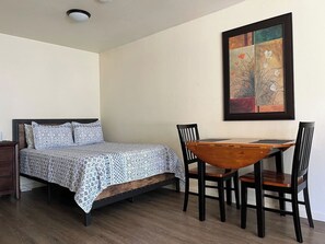 Escritorio, wifi y ropa de cama