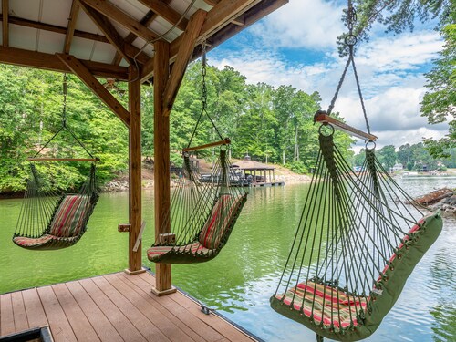 Cozy Lake Norman log cabin