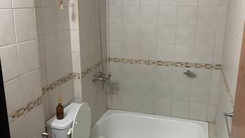 Bidé, håndklær, såpe og toalettpapir