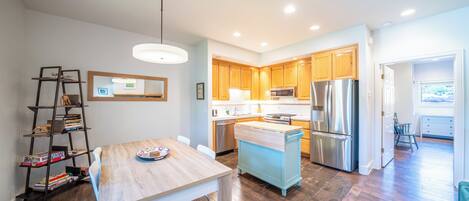 Refrigerador, microondas, horno y parrilla de estufa