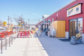 Outdoor dining - Bend Condo -2 King Bed/2ba - Near Old Mill District -Deschutes River (Bend)