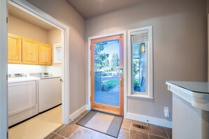 Interior - Bend Condo -2 King Bed/2ba - Near Old Mill District -Deschutes River (Bend)