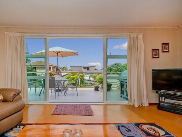 TV - Hosts on the Coast View to Mercury (Whitianga)