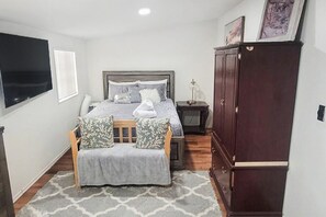 2 bedrooms, desk, WiFi, bed sheets