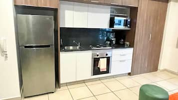 Een koelkast, een magnetron, een oven, een koffiezetapparaat/waterkoker