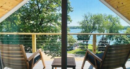 Lakefront Haven: Waterfront Oasis with Dock, Spacious Swim Pier & Pano Lake view