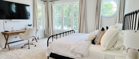 6 habitaciones, escritorio y tabla de planchar con plancha