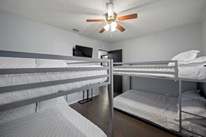 4 dormitorios, tabla de planchar con plancha, wifi gratis y ropa de cama