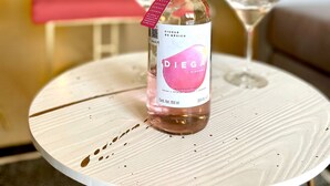 A bottle of Diega wine on a round table with a martini glass. - Depto in beautiful Soho Morelos, new, 2 bedrooms (Guadalajara)