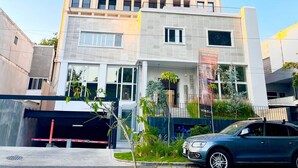 A multi-story building with a modern architectural design, featuring a series of balconies and large windows. - Depto in beautiful Soho Morelos, new, 2 bedrooms (Guadalajara)