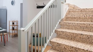 Eine Treppe mit Terrazzo-Belag, die zu einer zweiten Etage führt.