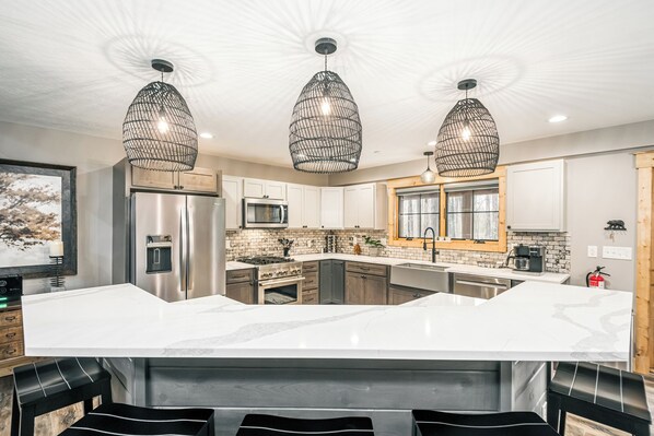 Fridge, microwave, oven, stovetop - Ferndale: New, Lake Access w. Dock Slip, Hot Tub, Dogs OK (Oakland)