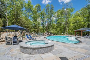 A swimming pool with a hot tub, lounge chairs, and umbrellas. - Ferndale: New, Lake Access w. Dock Slip, Hot Tub, Dogs OK (Oakland)