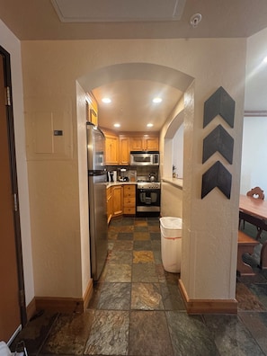 Jääkaappi, mikroaaltouuni, uuni, liesi