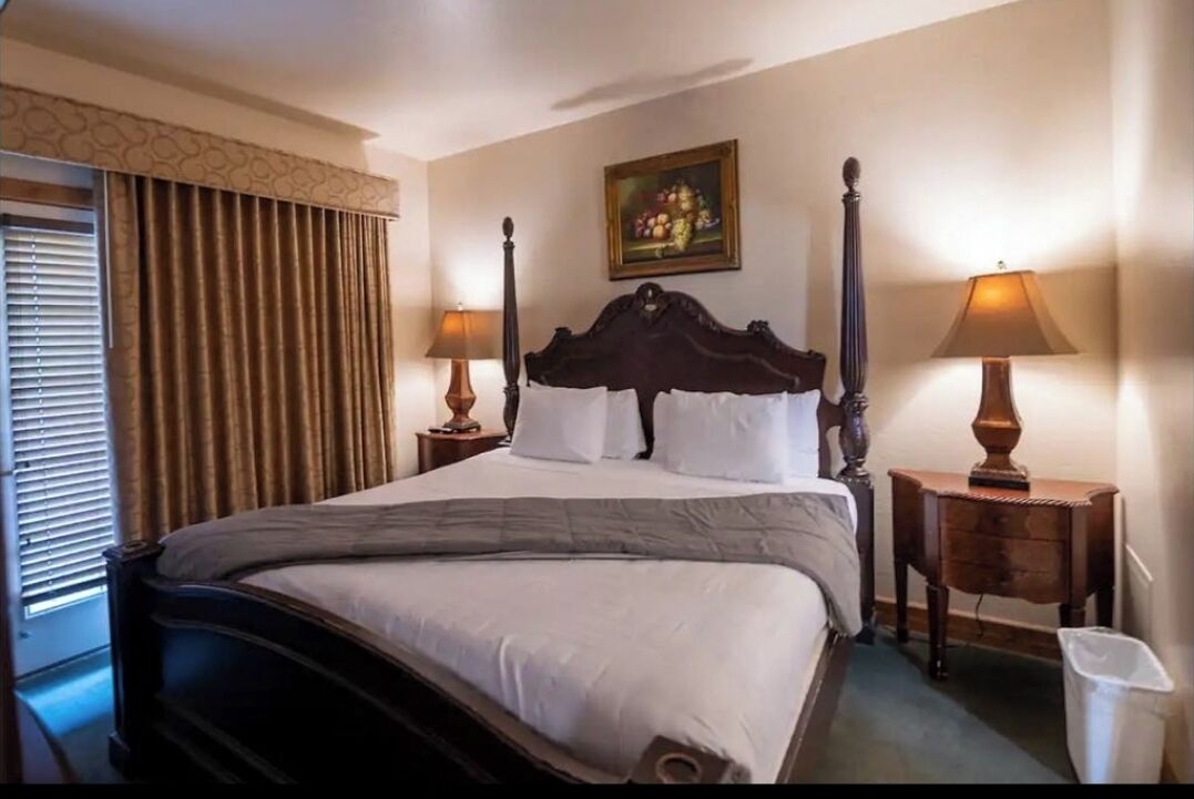 1 sovrum, värdeförvaringsskåp på rummet, skrivbord och resesäng