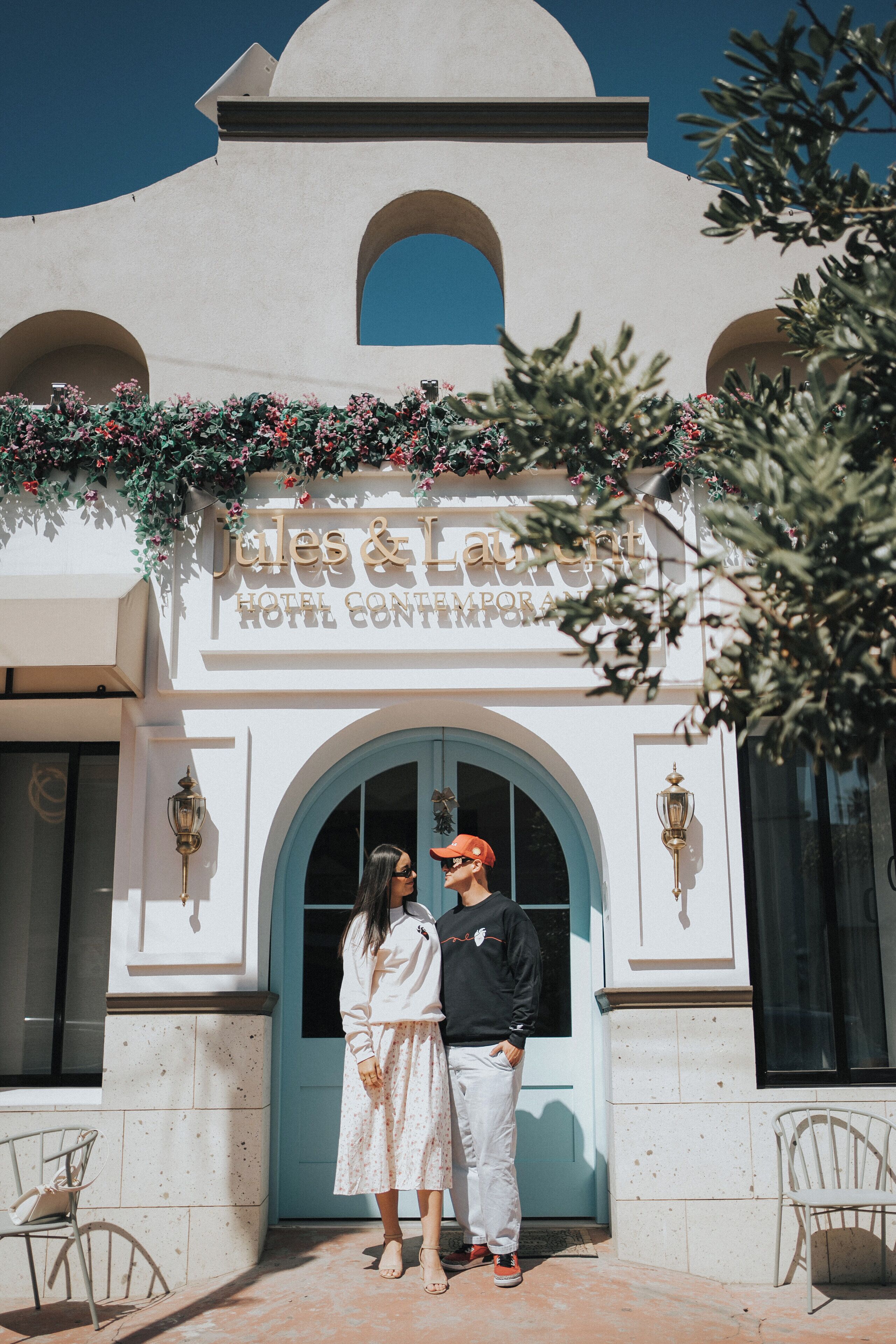 Een hotelentree met een bord waarop staat 'Jules & Laurant Hotel Concompor'.