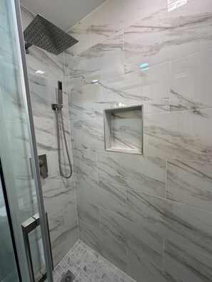 Hair dryer, bidet, towels, soap - Entire 2 Bedroom House in NW DC (Washington)
