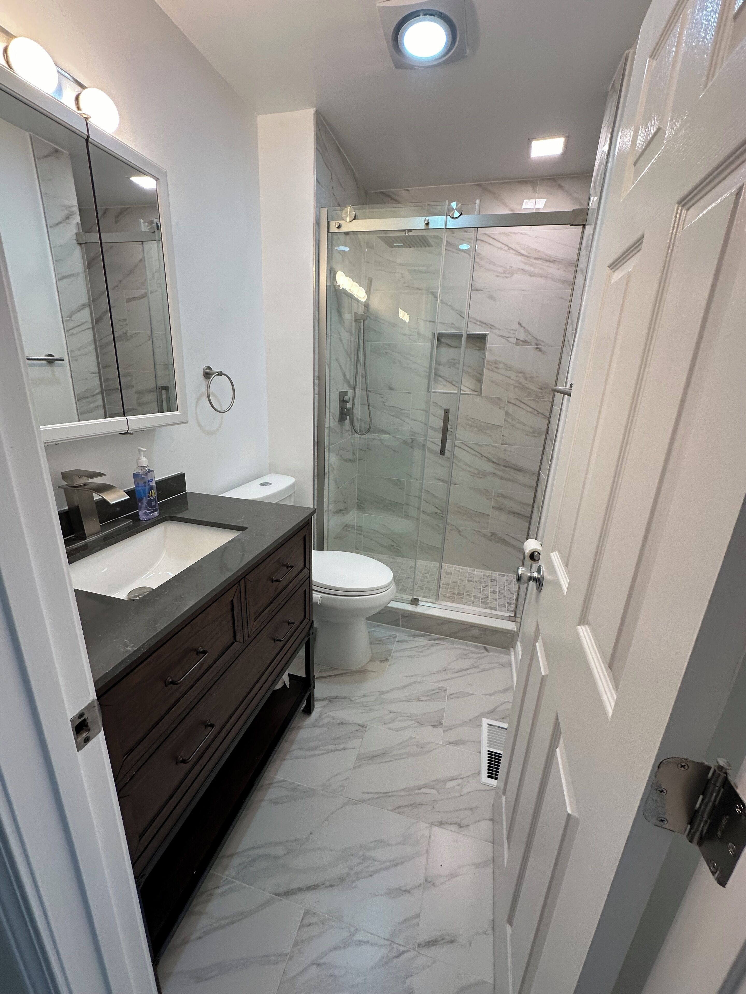Sèche-cheveux, bidet, serviettes fournies, savon
