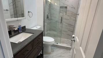 Sèche-cheveux, bidet, serviettes fournies, savon