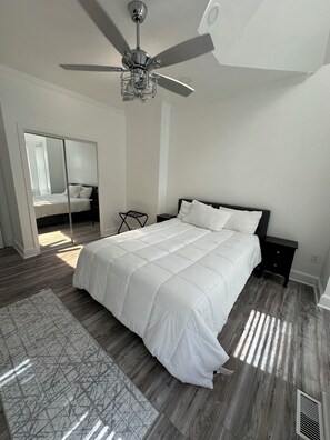 2 bedrooms, desk, iron/ironing board, free WiFi - Entire 2 Bedroom House in NW DC (Washington)