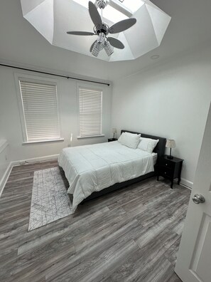 2 habitaciones, escritorio, tabla de planchar con plancha y wifi gratis 