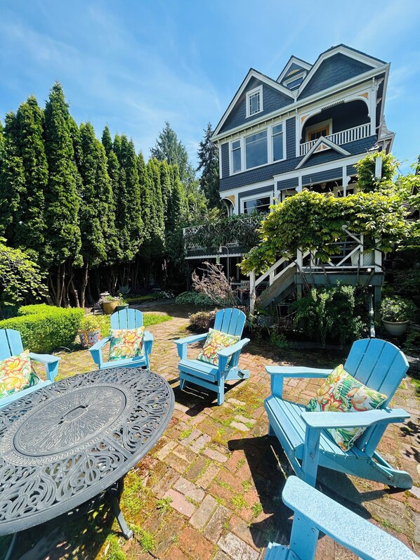 Outdoor dining - Blue Heron Manor: Historic charm centrally located (Seattle)