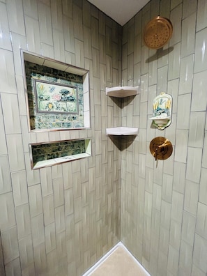 Secadora de cabello, toallas, jabón, shampoo