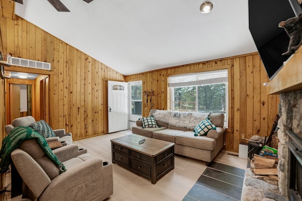 TV connectée, cheminée, livres