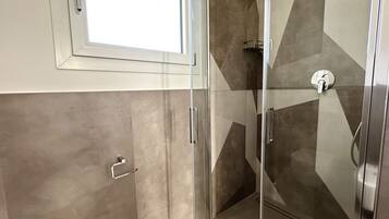 Doccia, bidet, asciugamani