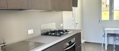 Refrigerador, horno, lavavajillas y comedor