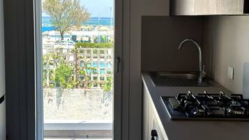 Frigorifero, forno, lavastoviglie, tavolo da pranzo