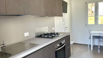 Kühlschrank, Ofen, Geschirrspüler, Esstisch