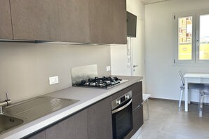 Fridge, oven, dishwasher, dining tables - SE100 - Senigallia, new two-room apartment 100 meters from the sea (Senigallia)
