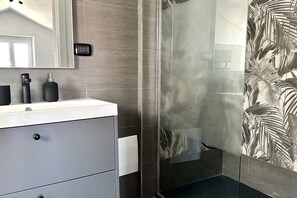 Shower, bidet, towels