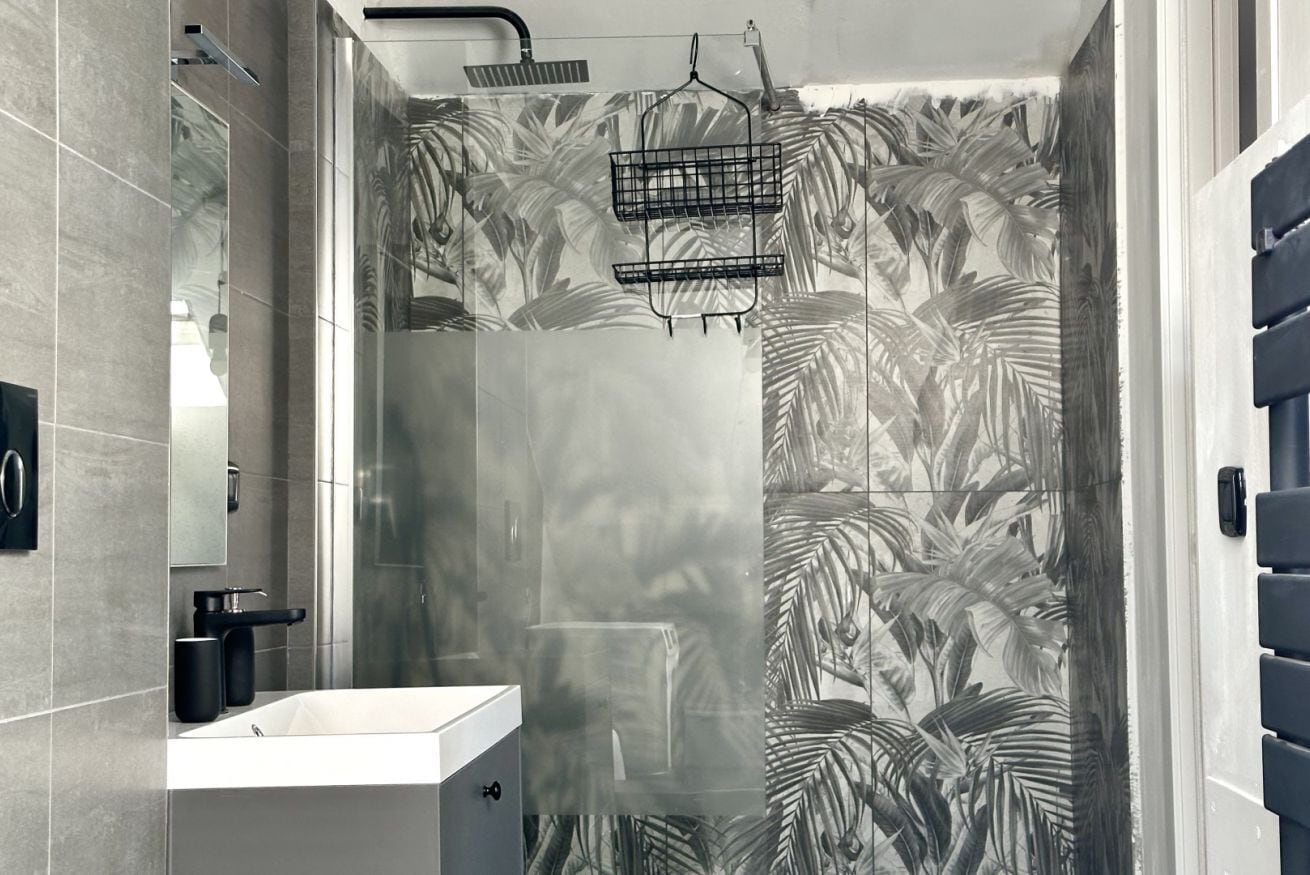 Shower, bidet, towels