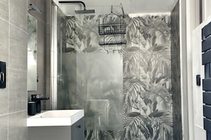Shower, bidet, towels - SE104 - Senigallia, elegant four-room apartment convenient to services (Senigallia)